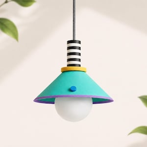 Może przedstawiać: Lampa wisząca ze stożkowym kloszem w kolorze turkusowym, z fioletową obwódką i małym niebieskim okrągłym akcentem. Górna część posiada czarno-biały cylinder w paski, żółty pierścień oraz białą kulistą żarówkę zwisającą na przewodzie.