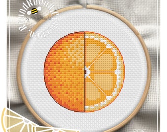 Könnte beinhalten: Kreuzstichmuster einer Orangenscheibe in einem hölzernen Stickrahmen. Das Muster ist in Orange- und Gelbtönen gehalten. Der Text "PDF PATTERN" ist in der rechten unteren Ecke des Bildes sichtbar.
