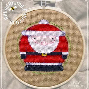 Peut inclure: Un motif de point de croix représentant le Père Noël portant un costume rouge, une barbe blanche et un chapeau noir. Le motif est encadré dans un cercle de broderie blanc. Le texte "Round. Collection. by allneedlworks" est dans le coin supérieur gauche de l'image. Le texte "PDF PATTERN" est dans le coin inférieur droit de l'image.