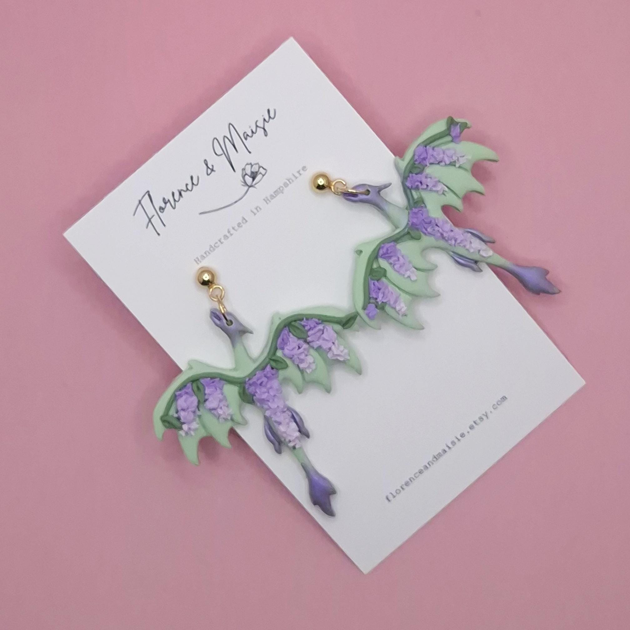 Drachen Ohrringe, Polymer Clay Schmuck, Statement Ohrringe, Leichter Schmuck, Glyzinien lila Blumen, Geschenk für Fantasy Liebhaber
