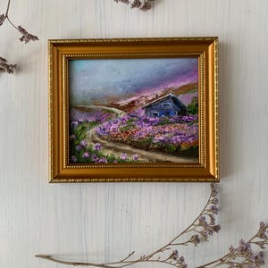 Miniatura de pintura al óleo con flores violetas, paisaje de montaña brumosa, enmarcada, 9,9 x 12,9 cm