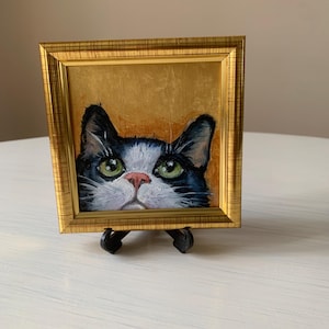 Mini retrato de gato: pintura al óleo original de 10 x 10 cm, gato blanco y negro, obra enmarcada, arte felino caprichoso, decoración de pared de animales pequeños