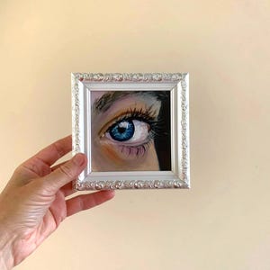 Pintura em miniatura Lover's Eye - Retrato a óleo de olho azul em moldura branca ornamentada, 4 x 4 polegadas, arte de parede pequena original para presente