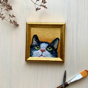 Mini retrato de gato: pintura al óleo original de 10 x 10 cm, gato blanco y negro, obra enmarcada, arte felino caprichoso, decoración de pared de animales pequeños