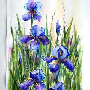 Op de afbeelding: Een aquarel op papier met verschillende levendige blauwe en paarse irissen met gele accenten. De bloemen zijn omgeven door lange, slanke groene bladeren en stengels tegen een zachte, lichtgele en witte achtergrond.