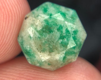 3.95ct Rare Quartzite Emerald Top Cut Gemstone d'Afghanistan