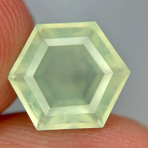 2.70ct natürlicher Prehnit Edelstein - Top Cut, Afrika