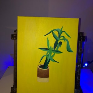 Peut inclure: Une peinture d'une plante verte dans un pot brun et blanc sur un fond jaune.