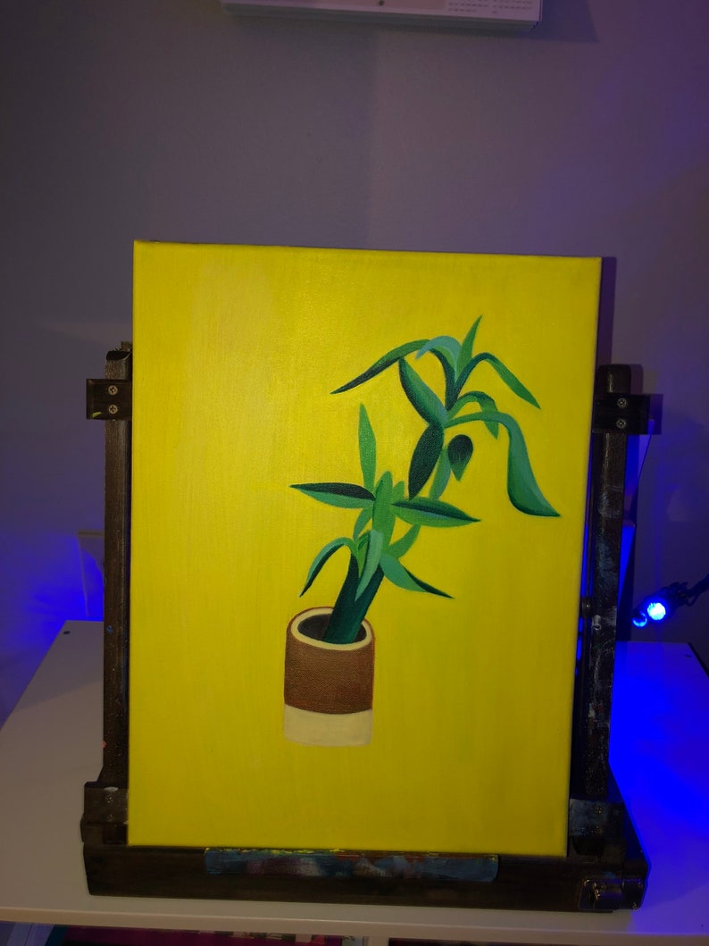 Peut inclure: Une peinture d'une plante verte dans un pot brun et blanc sur un fond jaune.