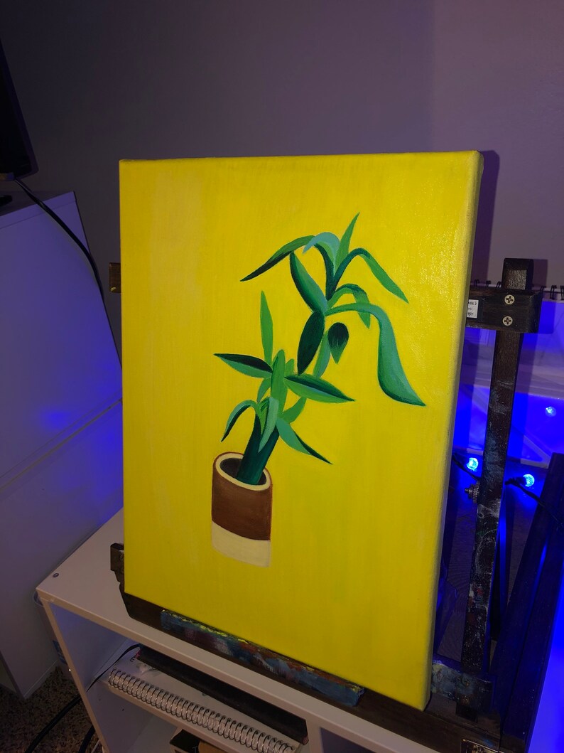 Peut inclure: Une peinture d'une plante verte dans un pot brun et blanc sur un fond jaune.