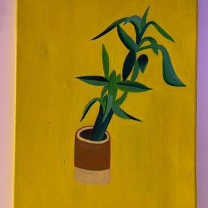 Peut inclure: Une peinture d'une plante verte dans un pot brun et blanc sur un fond jaune.