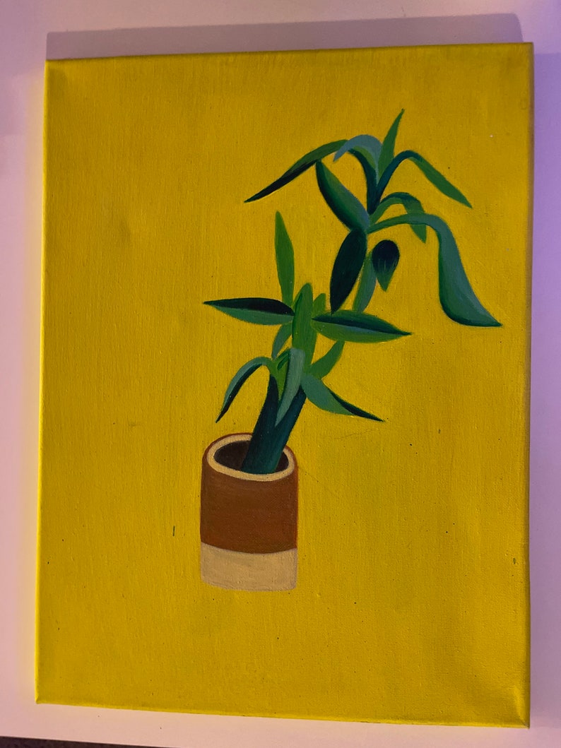 Peut inclure: Une peinture d'une plante verte dans un pot brun et blanc sur un fond jaune.