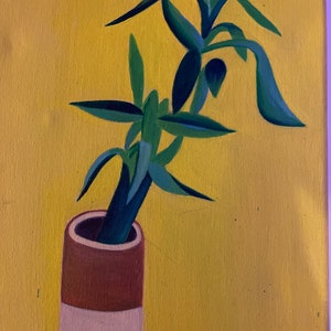 Peut inclure: Une peinture d'une plante verte avec de longues feuilles dans un pot brun et blanc sur un fond jaune.