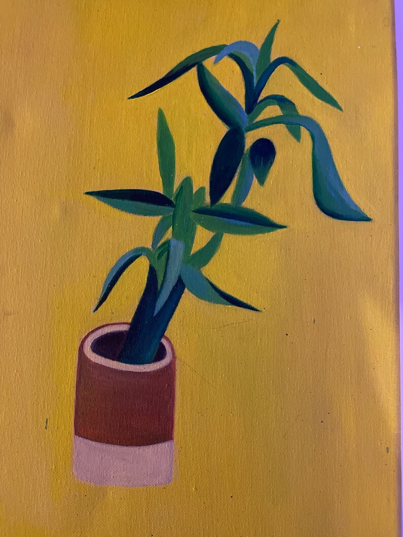 Peut inclure: Une peinture d'une plante verte avec de longues feuilles dans un pot brun et blanc sur un fond jaune.
