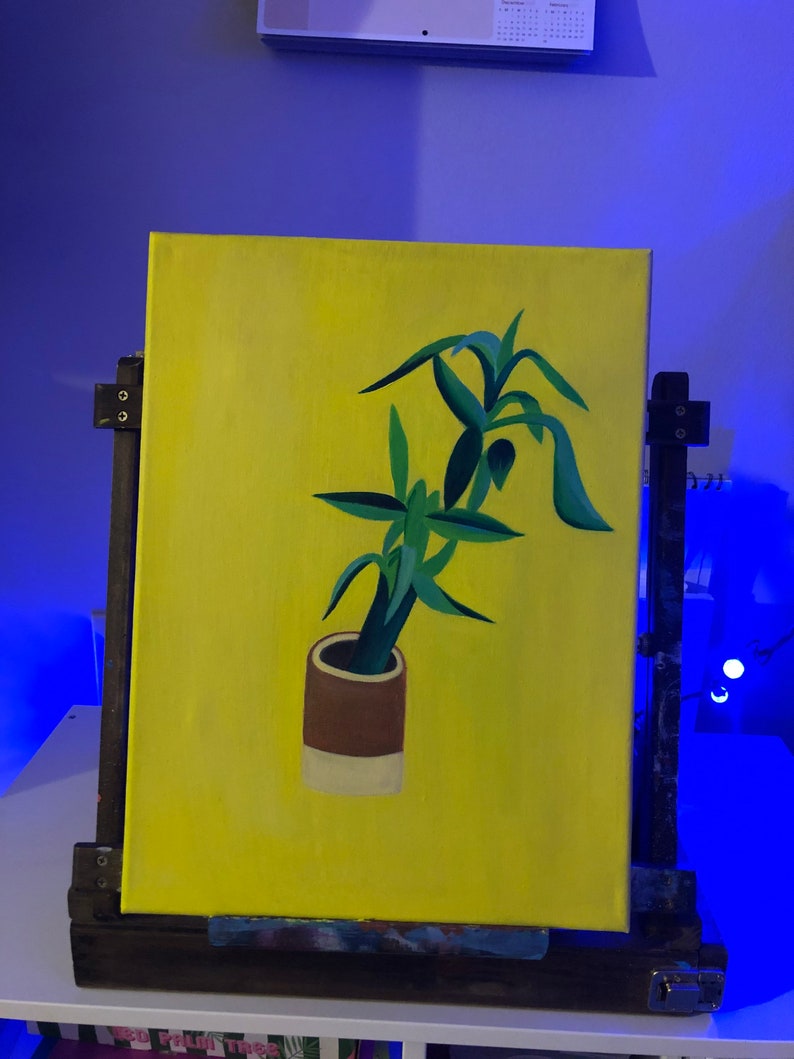 Peut inclure: Une peinture d'une plante verte dans un pot brun et blanc sur un fond jaune.