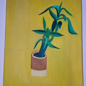 Peut inclure: Une peinture repr&eacute;sentant une plante verte dans un pot brun et blanc sur un fond jaune.