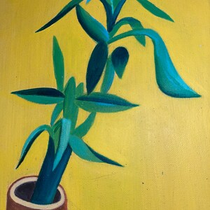Peut inclure: Une peinture d'une plante verte dans un pot brun sur un fond jaune.