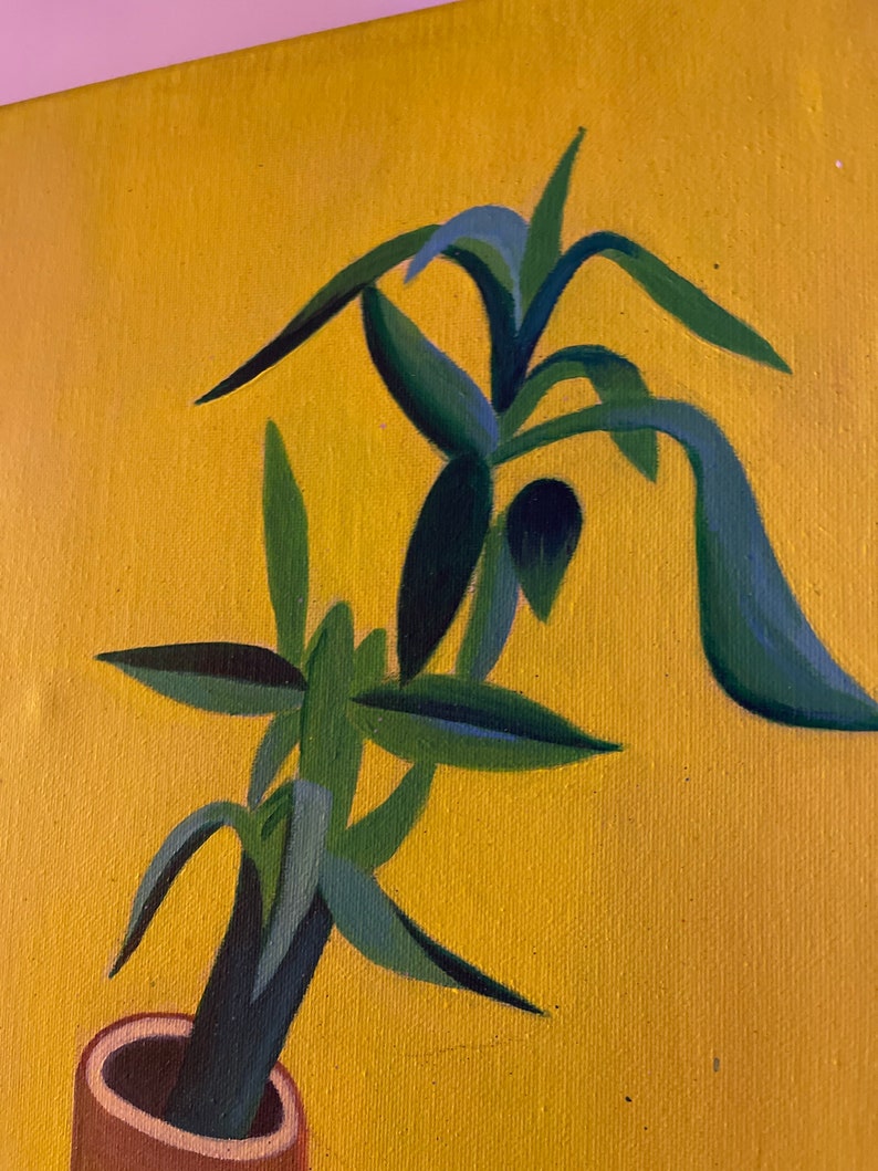 Peut inclure: Une peinture d'une plante verte avec des feuilles vert fonc&eacute; dans un pot brun sur un fond jaune.