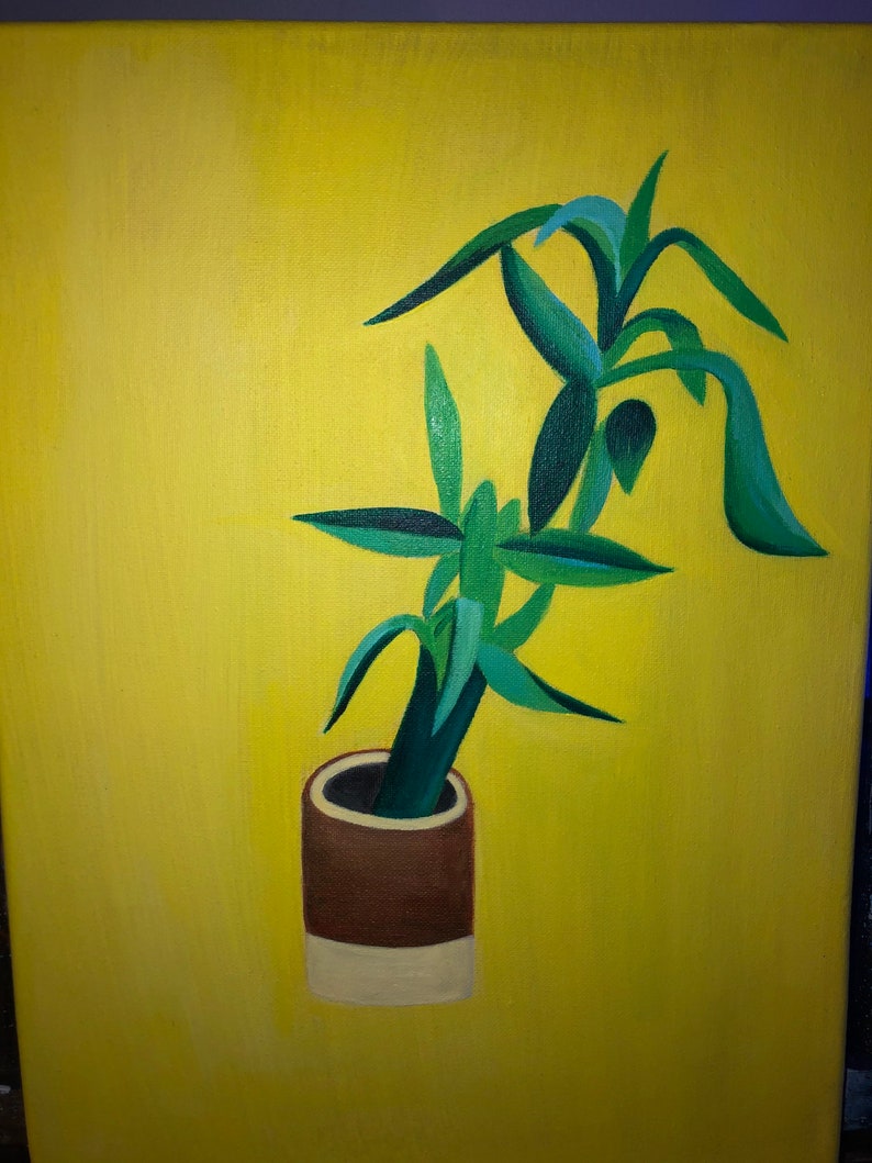 Peut inclure: Une peinture d'une plante verte dans un pot brun et blanc sur un fond jaune.