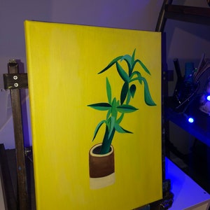 Peut inclure: Une peinture d'une plante verte dans un pot brun et blanc sur un fond jaune.