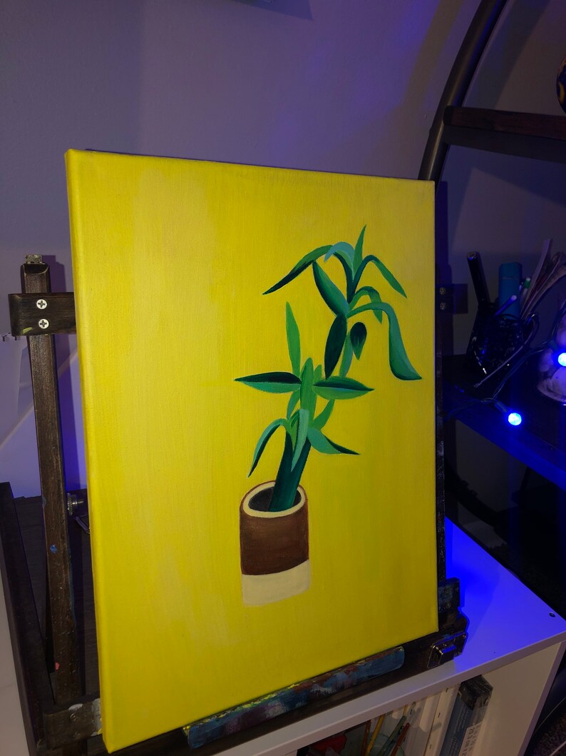 Peut inclure: Une peinture d'une plante verte dans un pot brun et blanc sur un fond jaune.