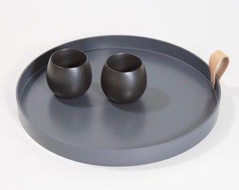 ミニマルな装飾トレイ（レザーストラップ付き）／小物入れトレイ／化粧台トレイ／コーヒーテーブルトレイ／モダンな丸型トレイ／バレットトレイ／新築祝いのギフト