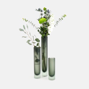 Elegante schlanke Vase mit Milchglas-Finish | Minimalistisches Wohndekor | Moderne Blumenvase | Trendy Housewarming Geschenke