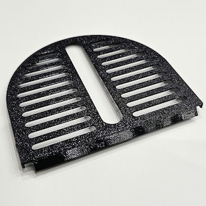 Könnte beinhalten: Schwarzer Kunststoffrost mit einer rechteckigen Öffnung in der Mitte. Der Rost hat eine strukturierte Oberfläche und ist für die Verwendung in einer Kaffeemaschine konzipiert.