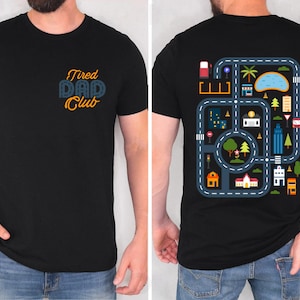 疲れたお父さんクラブのシャツ、かわいい疲れたお父さんクラブのTシャツ、お父さんの背中のマットで車で遊ぶロードカーレーストラックシャツ、父の日のギフト、お父さんへのギフト