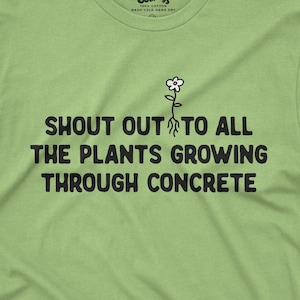 SVG - PNG Shout Out naar alle planten die door beton groeien, groei door wat je doormaakt, geestelijke gezondheid bovenliggende plant