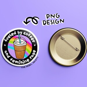 Puede incluir: Un bot&oacute;n redondo con un dise&ntilde;o en blanco y negro que presenta una taza de caf&eacute; con un arco&iacute;ris detr&aacute;s. El texto en el bot&oacute;n dice "Fueled by coffee and feminine rage". El texto "The Rebel Society" tambi&eacute;n est&aacute; en el bot&oacute;n.