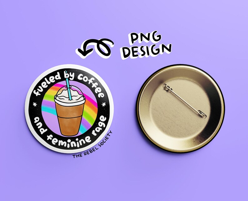 Puede incluir: Un bot&oacute;n redondo con un dise&ntilde;o en blanco y negro que presenta una taza de caf&eacute; con un arco&iacute;ris detr&aacute;s. El texto en el bot&oacute;n dice "Fueled by coffee and feminine rage". El texto "The Rebel Society" tambi&eacute;n est&aacute; en el bot&oacute;n.