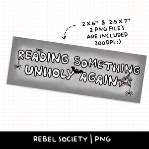 K&ouml;nnte beinhalten: Ein schwarz-wei&szlig;es druckbares Design mit dem Text "Reading Something Unholy Again" mit einer Spinne, einer Fledermaus und einem Herz-Motiv. Das Design ist in zwei Gr&ouml;&szlig;en erh&auml;ltlich: 2 x 6 Zoll und 2,5 x 7 Zoll.