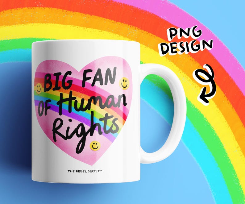 K&ouml;nnte beinhalten: Wei&szlig;e Keramik-Tasse mit einem gro&szlig;en rosa Herz-Design mit dem Text "BIG FAN OF Human Rights" in Schwarz und Regenbogenfarben. Die Tasse hat einen wei&szlig;en Henkel und die Worte "THE REBEL SOCIETY" unten. Regenbogen- und blauer Hintergrund.