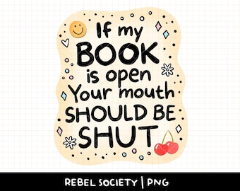 Op de afbeelding: Een sticker met de tekst "If my BOOK is open Your mouth SHOULD BE: SHUT" in het zwart, met een smiley, een hart, diamanten, bloemen en kersen. De sticker heeft een beige achtergrond met zwarte stippen.