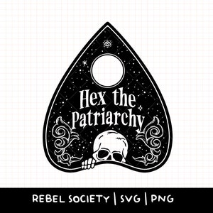 Może przedstawiać: Czarno-biała ilustracja planszy Ouija z tekstem "Hex the Patriarchy" w środku. Plansza ma kształt łzy, a od dołu wystaje czaszka.