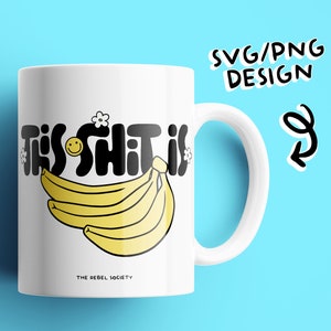Puede incluir: Taza de cer&aacute;mica blanca con un dise&ntilde;o en negro y amarillo. El dise&ntilde;o presenta el texto "This Shit is" con una cara sonriente y un racimo de pl&aacute;tanos. El texto "The Rebel Society" est&aacute; impreso en la parte inferior de la taza.