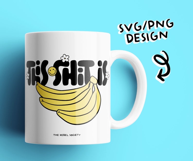 Puede incluir: Taza de cer&aacute;mica blanca con un dise&ntilde;o en negro y amarillo. El dise&ntilde;o presenta el texto "This Shit is" con una cara sonriente y un racimo de pl&aacute;tanos. El texto "The Rebel Society" est&aacute; impreso en la parte inferior de la taza.