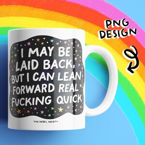 Op de afbeelding: Witte keramische mok met een zwart en sterrenhemel ontwerp. De mok heeft de tekst "I MAY BE LAID BACK, BUT I CAN LEAN FORWARD REAL FUCKING QUICK" en de woorden "THE REBEL SOCIETY" aan de onderkant.