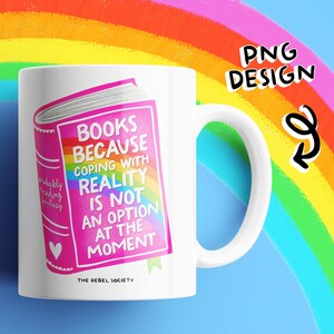 Puede incluir: Taza de cer&aacute;mica blanca con un dise&ntilde;o de libro rosa y el texto "BOOKS BECAUSE COPING WITH REALITY IS NOT AN OPTION AT THE MOMENT." La taza tiene un asa blanca y un fondo de arco&iacute;ris.