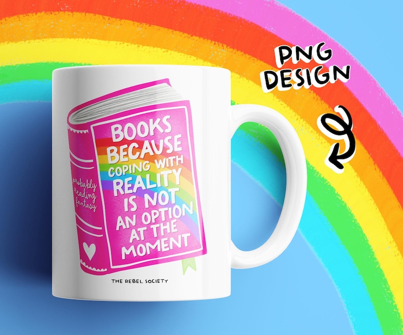 Puede incluir: Taza de cer&aacute;mica blanca con un dise&ntilde;o de libro rosa y el texto "BOOKS BECAUSE COPING WITH REALITY IS NOT AN OPTION AT THE MOMENT." La taza tiene un asa blanca y un fondo de arco&iacute;ris.