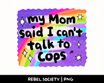 Può includere: Grafica viola e arcobaleno con il testo "My Mom Said I Can't Talk To Cops" con stelle bianche.
