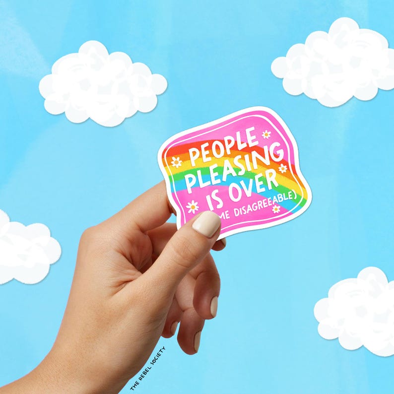 Puede incluir: Una pegatina rosa y arco&iacute;ris con el texto "People Pleasing is Over" y una margarita con el texto "Some Disagreeable" en una fuente m&aacute;s peque&ntilde;a.