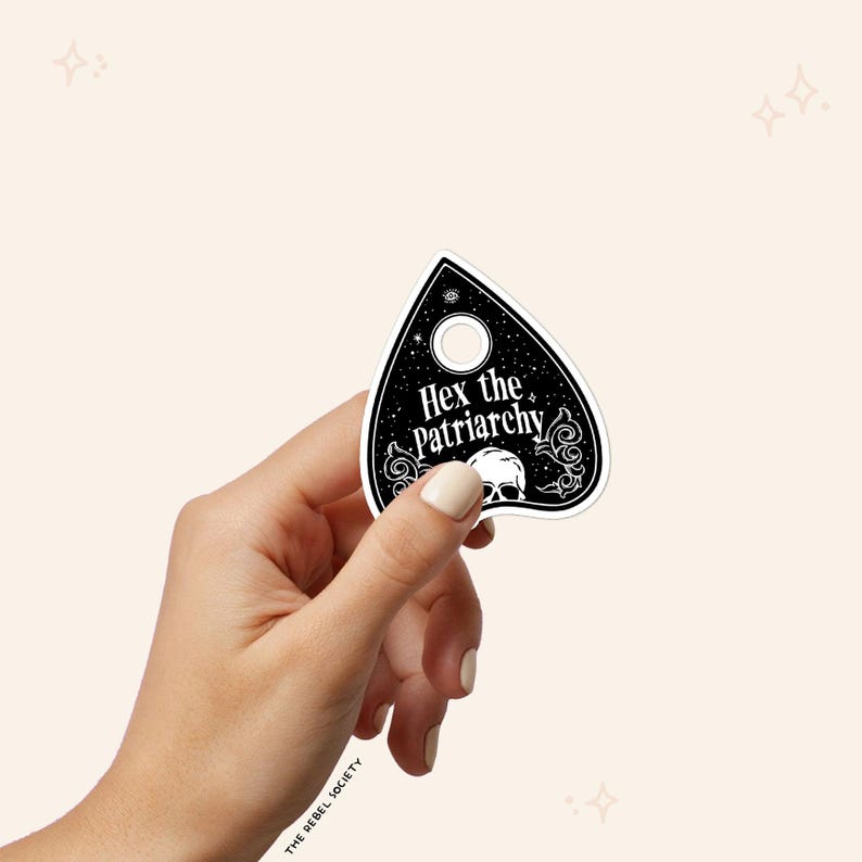 Może przedstawiać: Czarno-biała naklejka w kształcie planchette czarownicy z tekstem "Hex the Patriarchy" i grafiką czaszki.