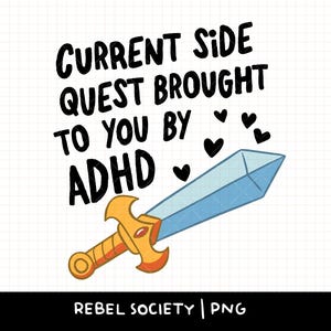 Può includere: Un design grafico in bianco e nero con il testo "Current Side Quest Brought To You By ADHD" e una spada da cartone animato con una lama blu e un manico dorato.