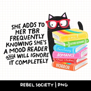 Könnte beinhalten: Eine schwarze Katze mit roter Brille neben einem Stapel bunter Bücher. Die Bücher sind mit "smut", "Gothic Romance", "Fantasy", "Romance" und "Horror" beschriftet. Der Text lautet: "SHE ADDS TO HER TBR FREQUENTLY KNOWING SHE'S A MOOD READER and WILL IGNORE IT COMPLETELY."