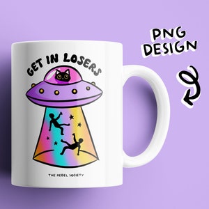 Puede incluir: Taza de cer&aacute;mica blanca con un gato negro en un platillo volador con el texto "Get in Losers" y "The Rebel Society" impreso en la taza.