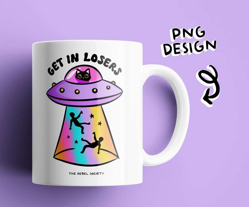 Puede incluir: Taza de cer&aacute;mica blanca con un gato negro en un platillo volador con el texto "Get in Losers" y "The Rebel Society" impreso en la taza.