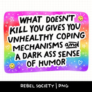Puede incluir: Una pegatina rectangular con un borde degradado de arcoíris y el texto "WHAT DOESN'T KILL YOU GIVES YOU UNHEALTHY COPING MECHANISMS and A DARK ASS SENSE OF HUMOR." La pegatina tiene pequeñas ilustraciones de estrellas y corazones.