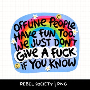 Peut inclure: Un autocollant avec un arc-en-ciel, des marguerites blanches et des visages souriants jaunes. Le texte noir indique : OFFLINE PEOPLE HAVE FUN TOO. WE JUST DON'T GIVE A FUCK IF YOU KNOW. Le tout est sur un fond bleu clair de forme arrondie.